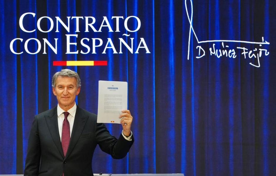 El presidente del PP, Alberto Núñez Feijóo, tras firmar el Contrato con España