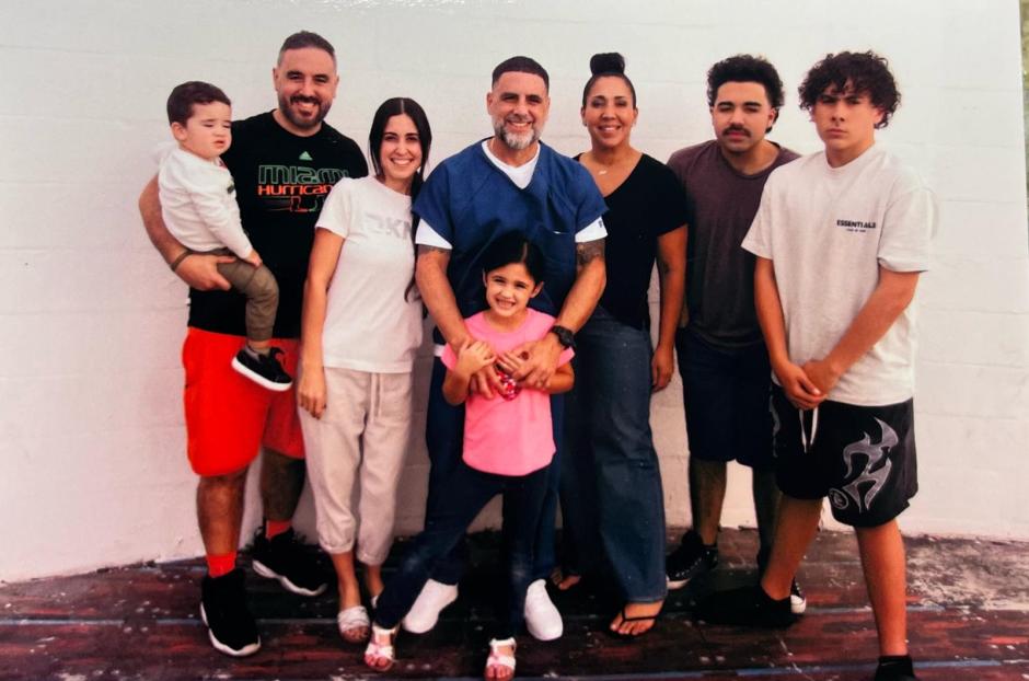 Pablo Ibar, junto a su familia durante una visita en la cárcel