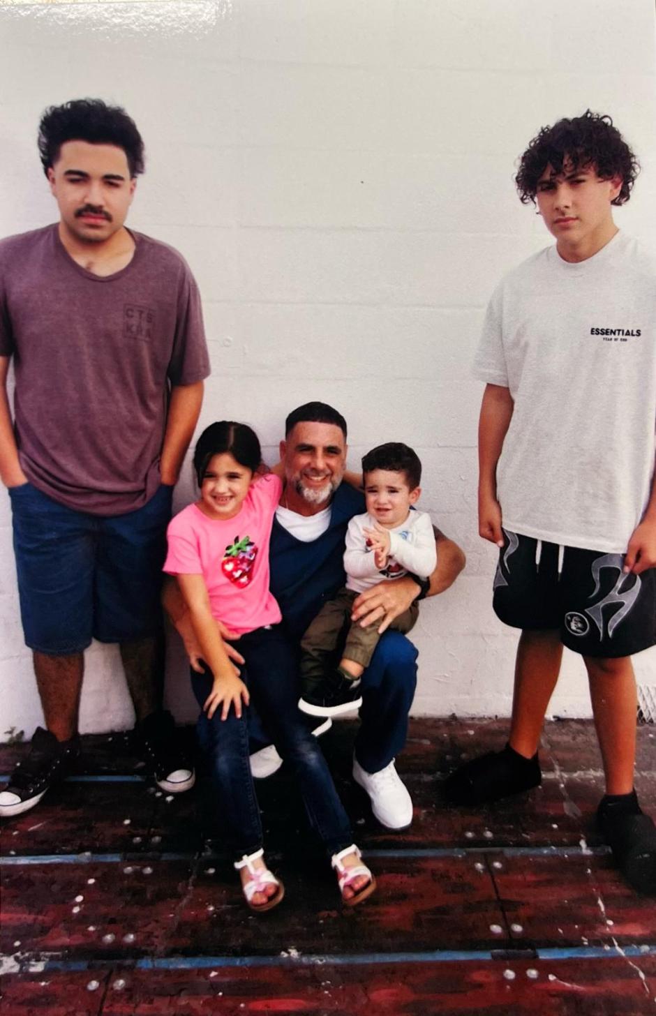 Pablo Ibar, junto a sus sobrinos e hijos durante una visita familiar en la cárcel