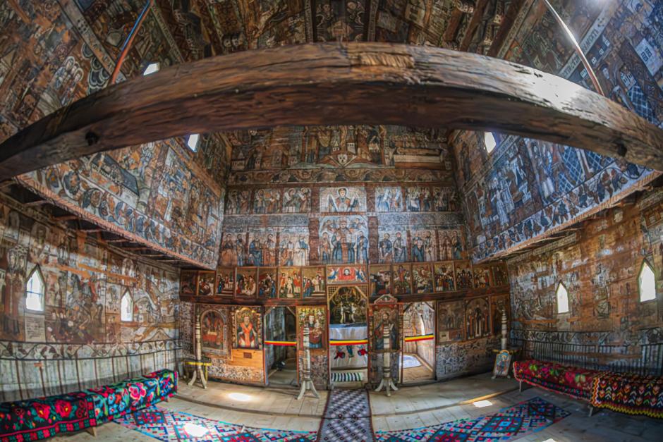 Interior de la iglesia medieval de madera de Ieud Deal, en Maramures (Rumania)