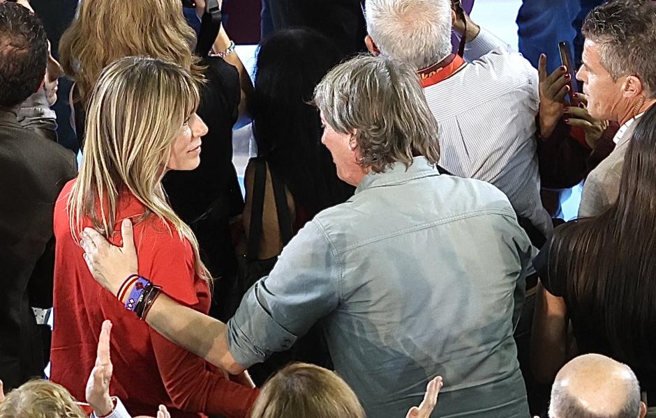 Martínez saluda a la mujer de Pedro Sánchez, Begoña Gómez, durante el Comité Federal del PSOE, este sábado, en Fuenlabrada