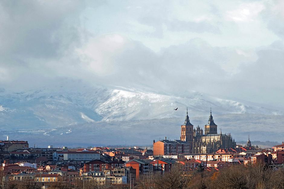 La catedral de Astorga, con las montañas nevadas al fondo