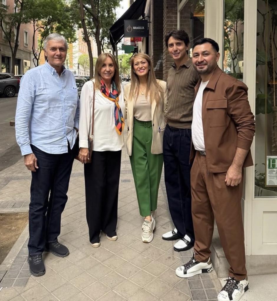 Andrés Roca Rey y sus padres en el restaurante Mariella’s
