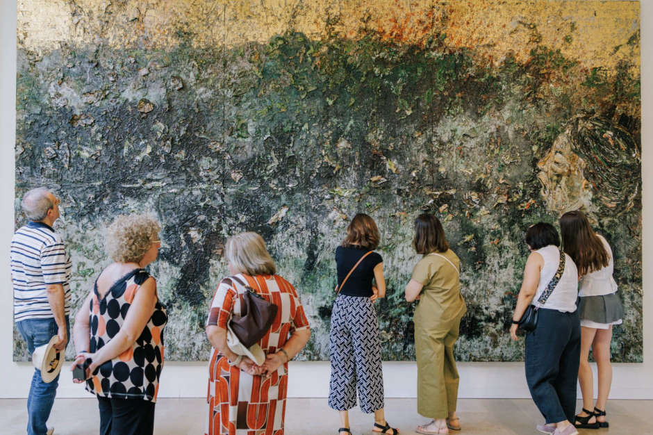 Imagen de visitantes en la exposición de Kiefer frente a Elektra