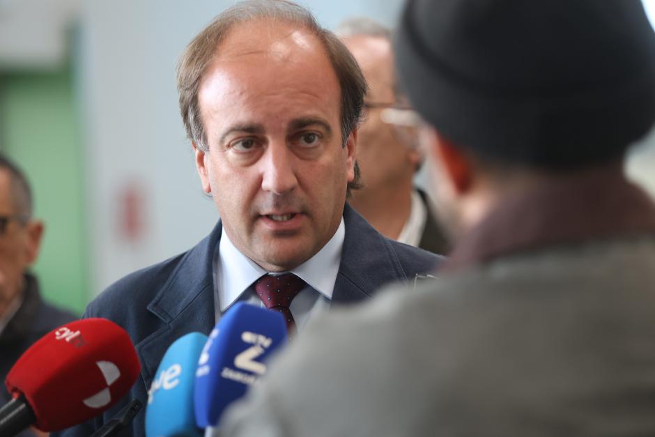 Pino atiende a los medios, en la cooperativa Cobadu, en la provincia de Zamora, este lunes