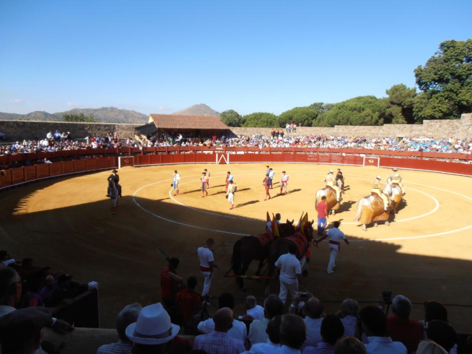 Paseíllo de la corrida de toros en las fiestas de la Virgen del Castañar en 2013