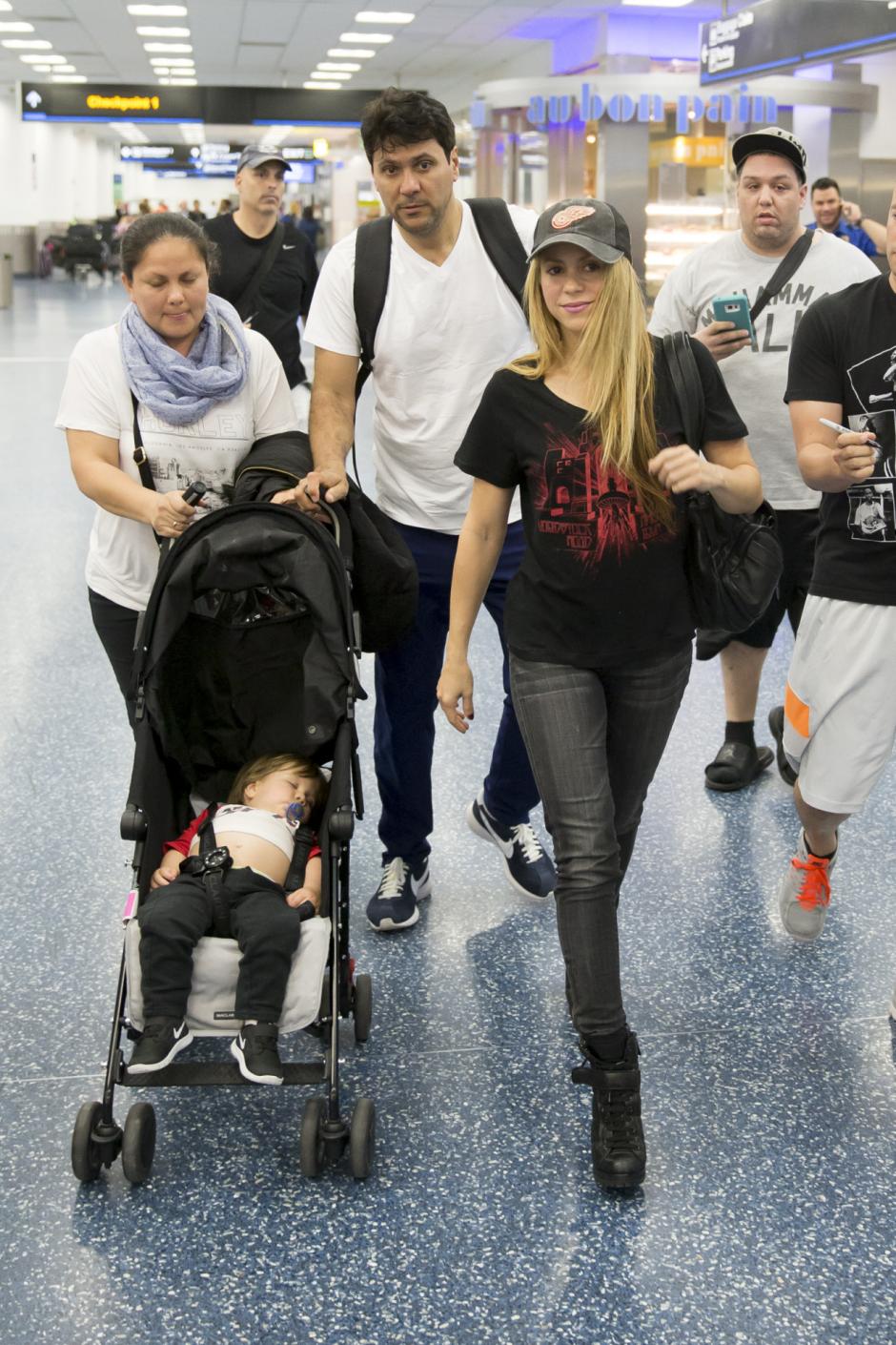 Shakira con Lili cuidando a uno de sus hijos, en uno de los viajes de la cantante