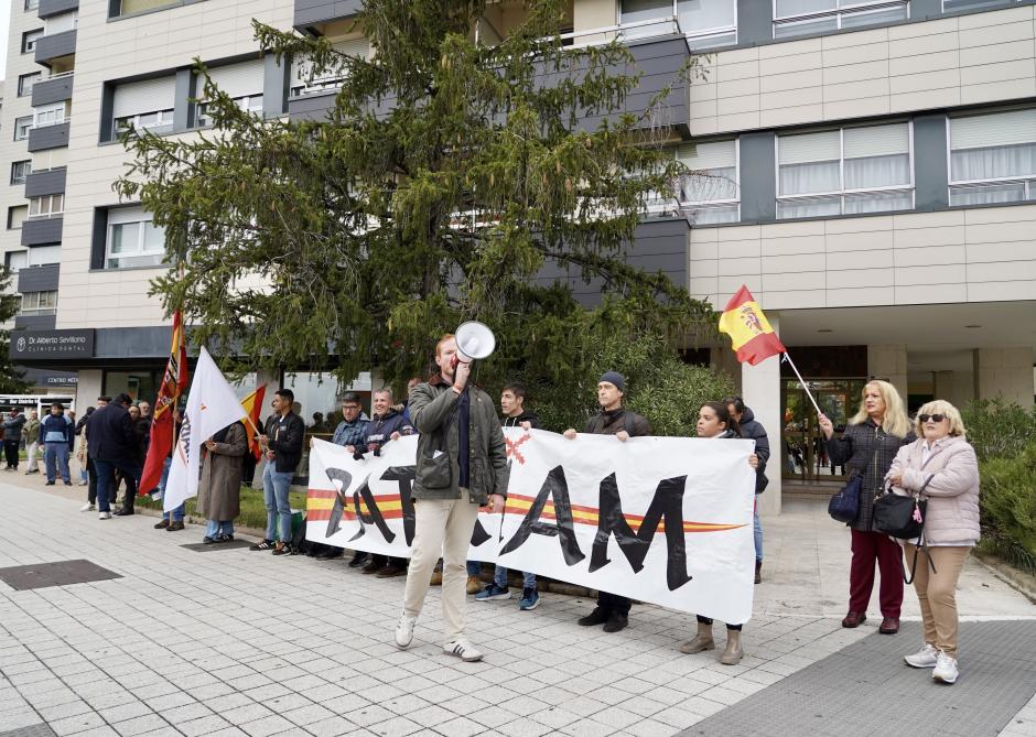 Un grupo de personas se concentra en Valladolid contra Pedro Sánchez