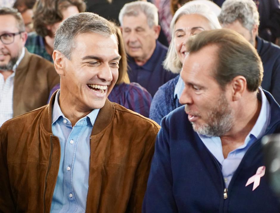 Pedro Sánchez ríe junto a Óscar Puente, este lunes, en un mitin en Valladolid