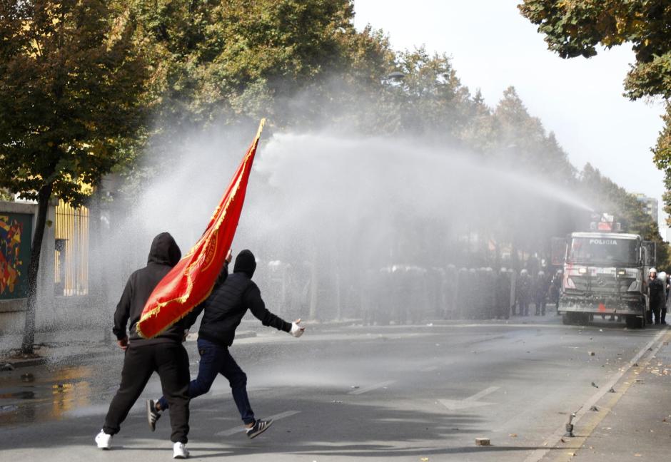 La Policía arroja chorros de agua contra los manifestantes en Tirana (Albania)