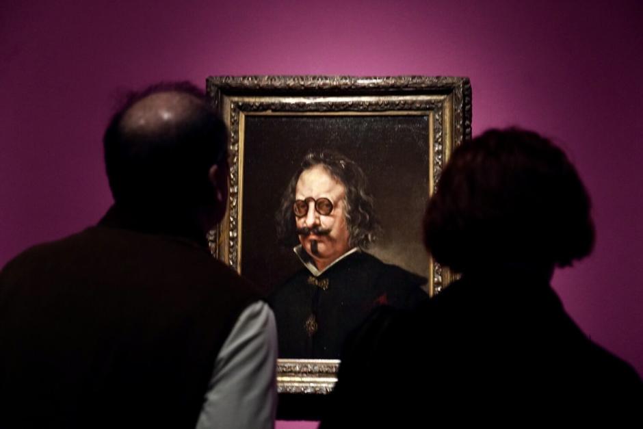 Dos personas observan un cuadro de Velázquez

REMITIDA / HANDOUT por AYUNTAMIENTO DE MADRID
Fotografía remitida a medios de comunicación exclusivamente para ilustrar la noticia a la que hace referencia la imagen, y citando la procedencia de la imagen en la firma
19/10/2026