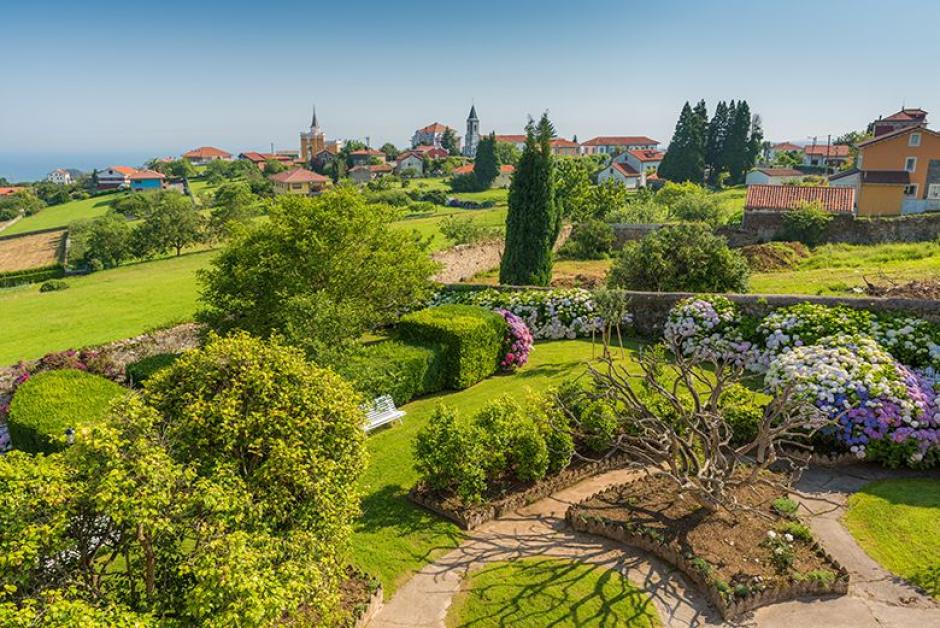 Vista de Somao y sus jardines