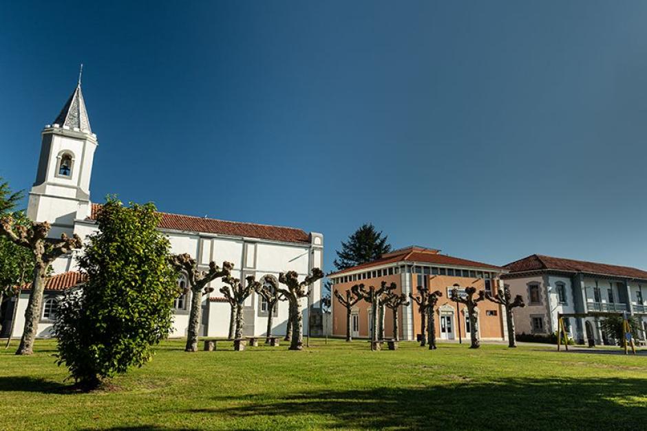 Conjunto de iglesia y escuelas fruto de las fortunas americanas