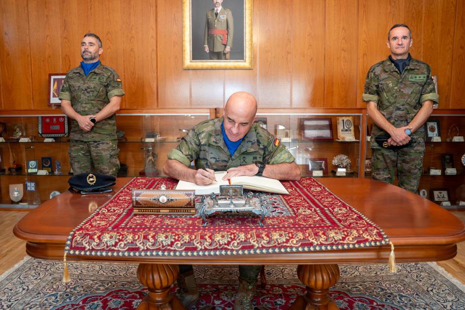 El general Ruiz firmando el libro de honor de la BRI X