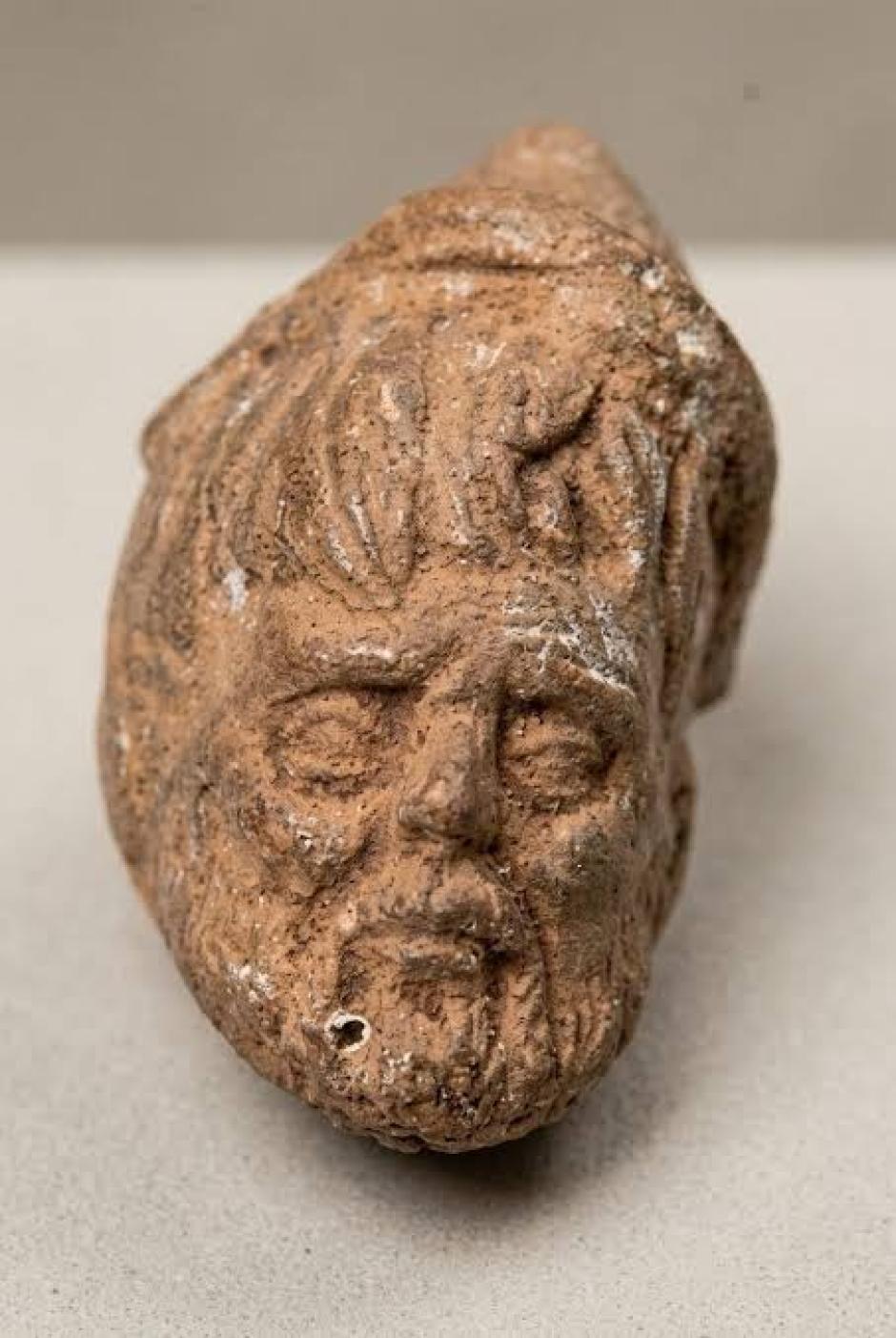 Los expertos observaron posteriormente que su barba y peinado se asemejaban al arte romano de los siglos II o III d. C.