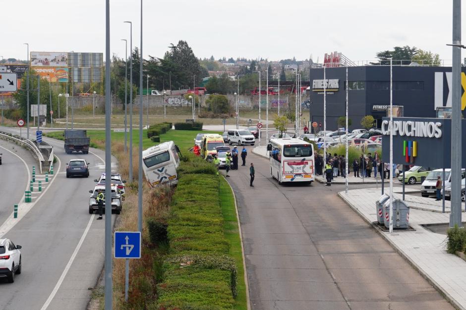 Imagen del lugar donde ha quedado el autobús volcado