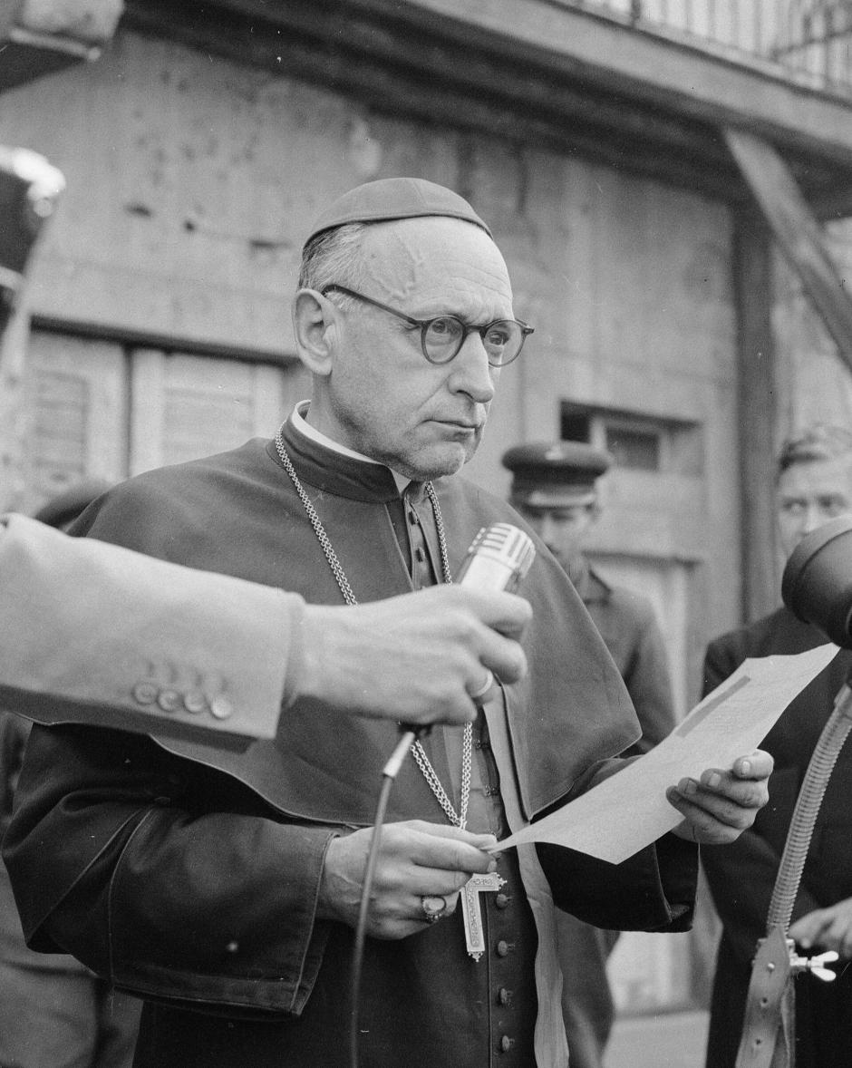 Mindszenty pronunciando un discurso durante el levantamiento popular del 1 de noviembre de 1956