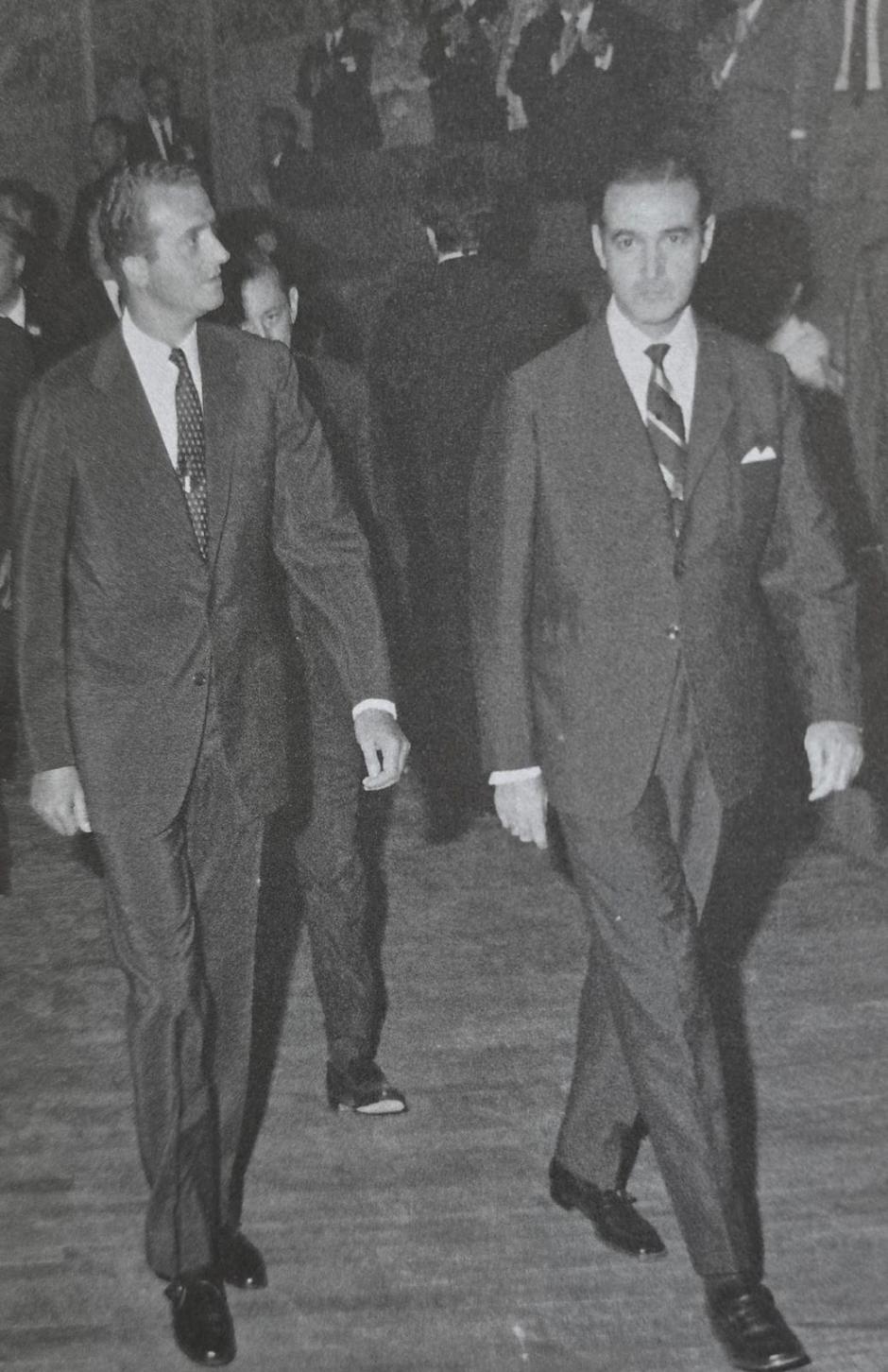 El entonces Príncipe Juan Carlos acompañado del Ministro de Industria, José María López de Letona en el transcurso de un acto oficial en el año 1972