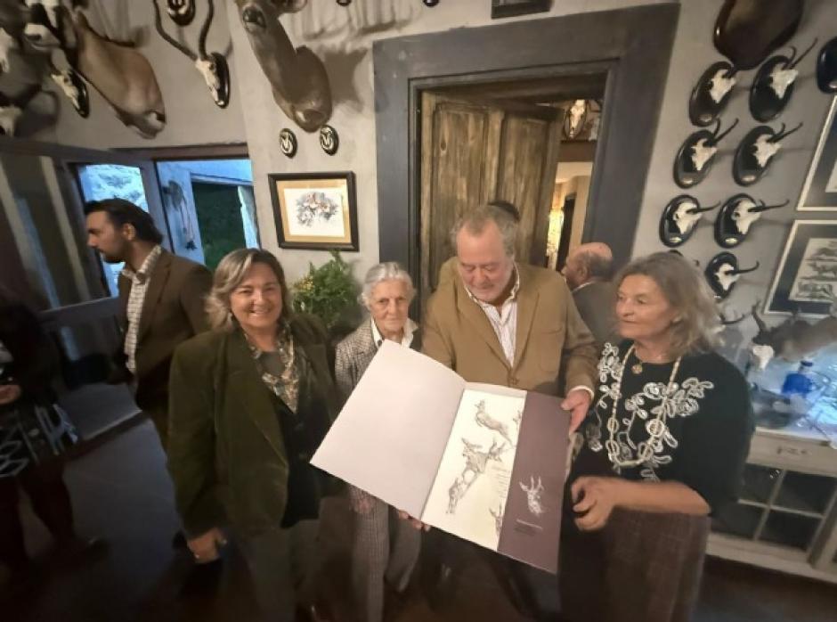 Doña Teresa de Borbón-Dos Sicilias y Borbón de Parma hizo entrega de una colección de láminas de caza mayor del maestro Miguel Ángel Moraleda a nuestros socios anfitriones, el matrimonio González Boadas.