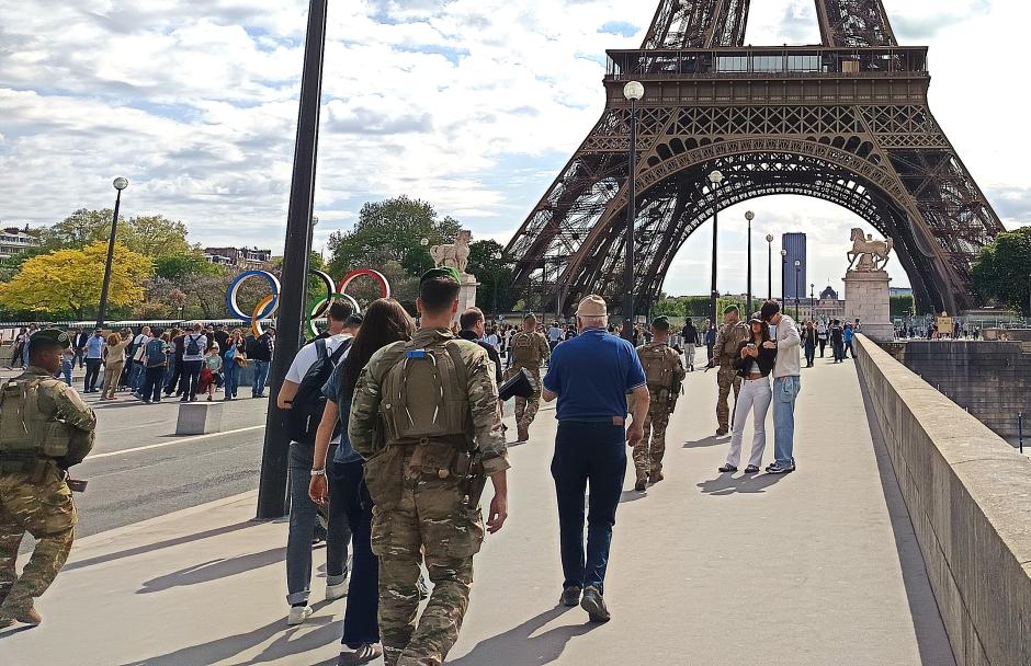Militares patrullan en los alrededores de la Torre Eiffel
