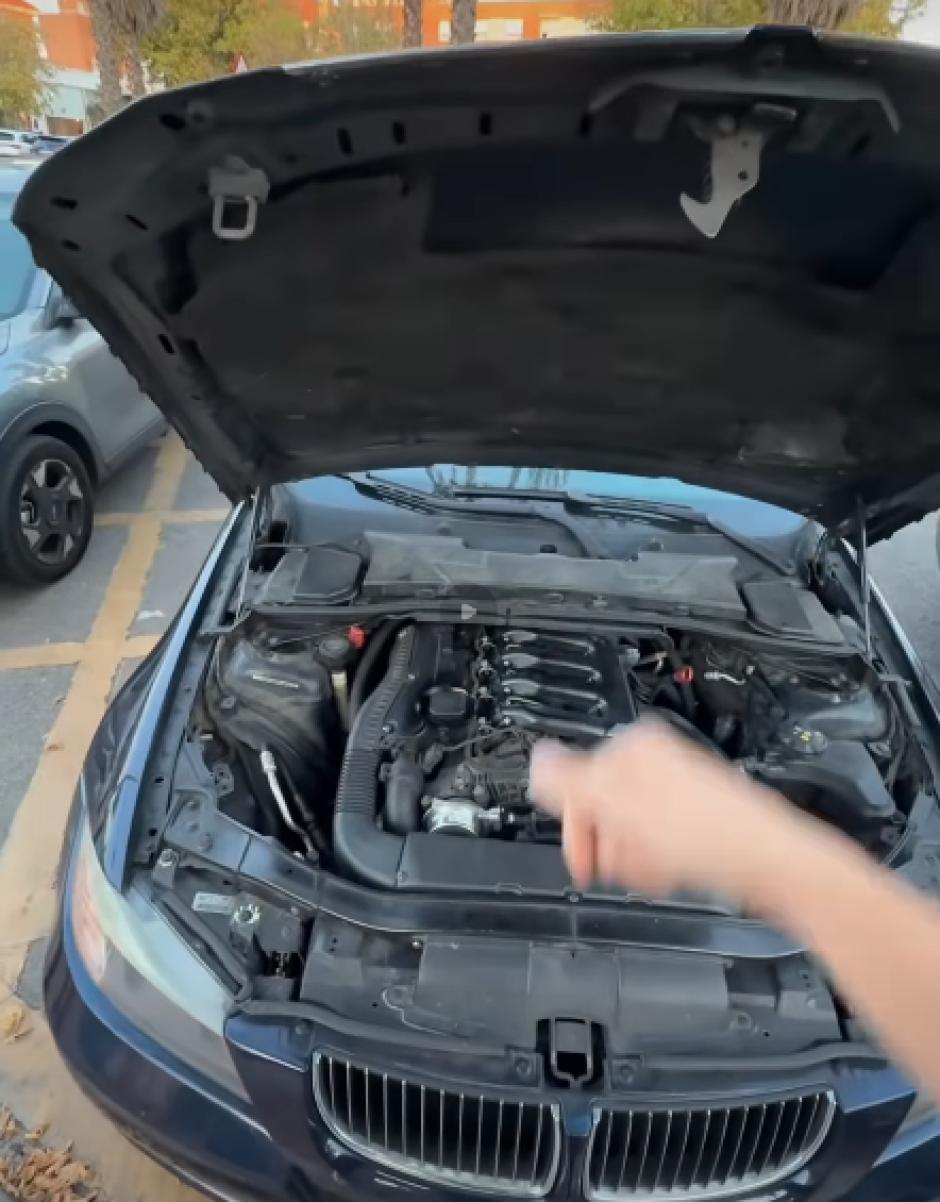 Coche aparcado con el motor abierto