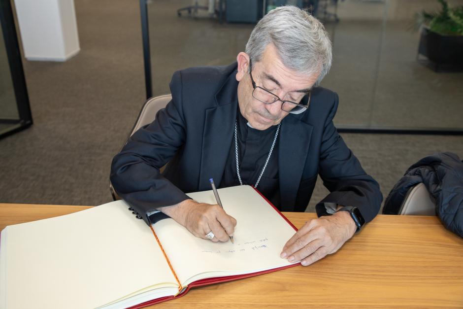 Monseñor Luis Argüello firmó el Libro de Honor de 'El Debate'