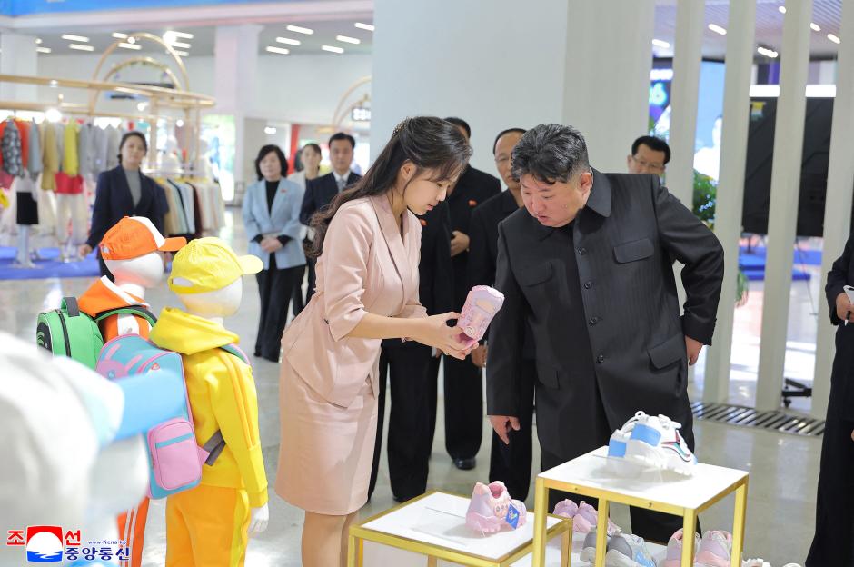 Kim Jong-un, dictador norcoreano, junto a su hija en un visita a una tienda de ropa