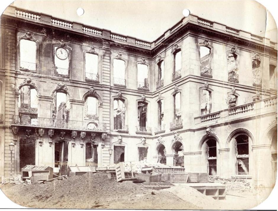 El patio interior del Palacio del Louvre en 1871