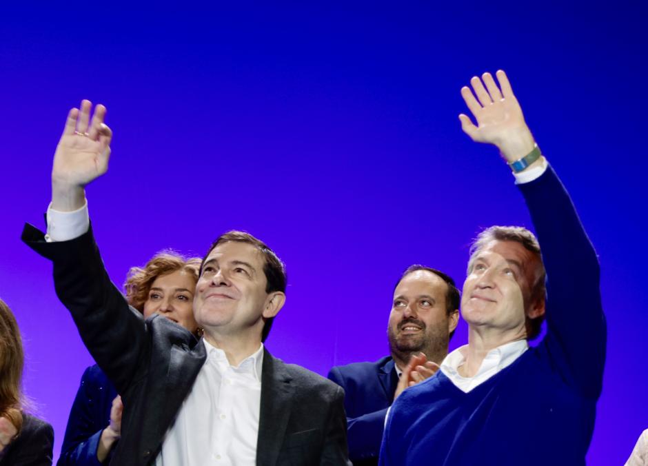 El presidente del Partido Popular, Alberto Núñez Feijóo, junto al presidente de la Junta Alfonso Fernández Mañueco