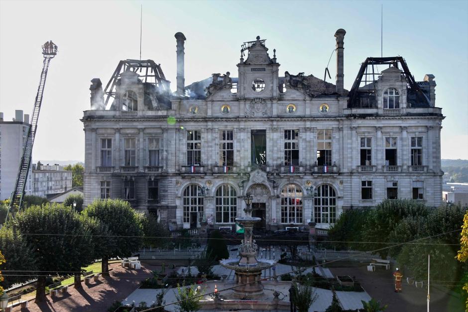 El Ayuntamiento de Limoges parcialmente quemado