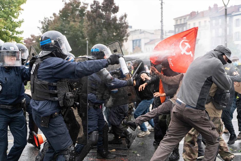 Policías franceses cargan contra manifestantes en la localidad francesa de Clermont-Ferrand el pasado 17 de octubre