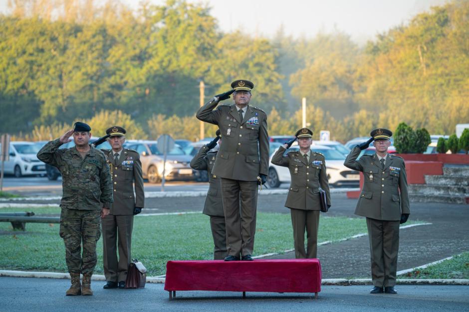 El Regimiento, integrado en la Brigada «Guzmán el Bueno» X, ha recibido al JEME en la plaza de armas, donde una compañía del Batallón «Guipúzcoa» le ha rendido los honores reglamentarios
