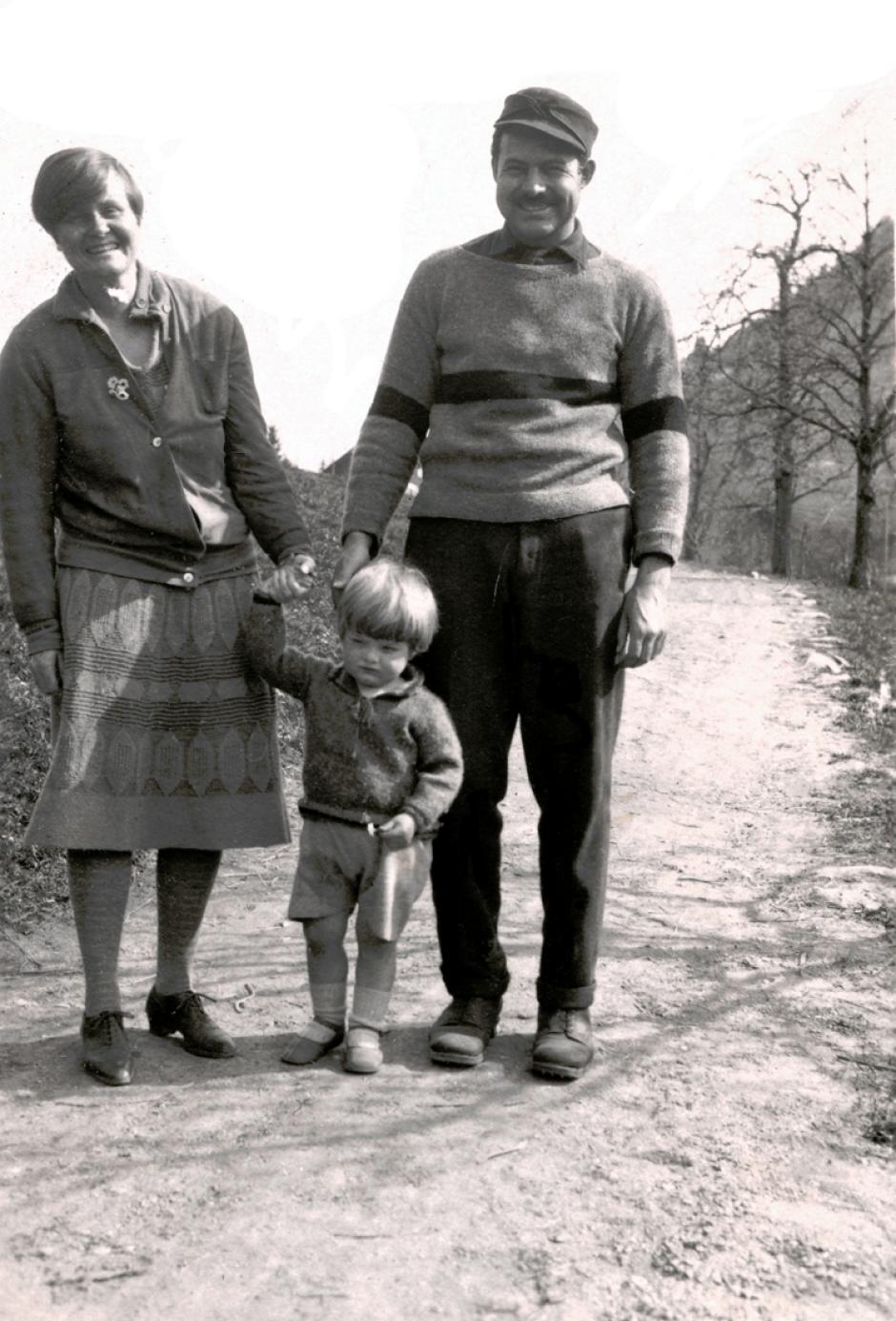 Hemingway y su primera esposa, Hadley, con su hijo Bumby, meses antes de separarse