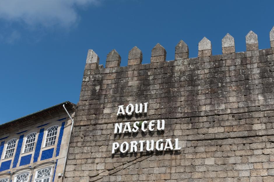 Torre da Alfândega donde se lee “Aquí nació Portugal”