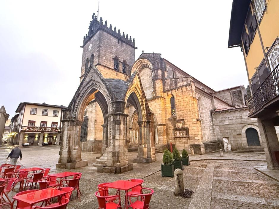 Iglesia de Nuestra Señora de Oliveira y Pradao do Salado