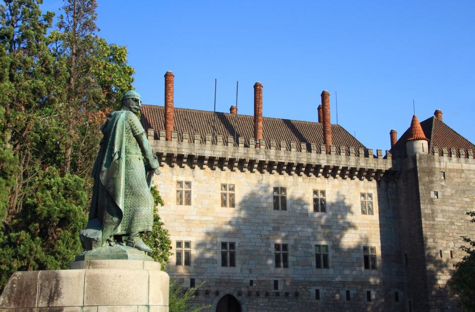 Estatua de Don Afonso Henríquez, primer rey de Portugal, frente al Palacio de los Duques de Bragança