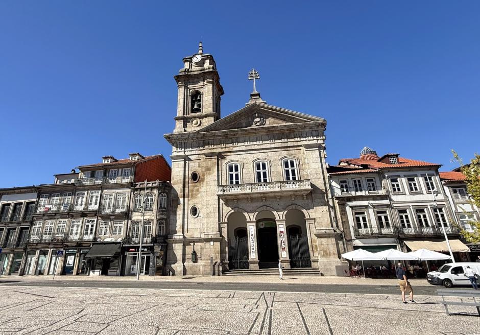 Basílica de San Pedro con una torre inacabada