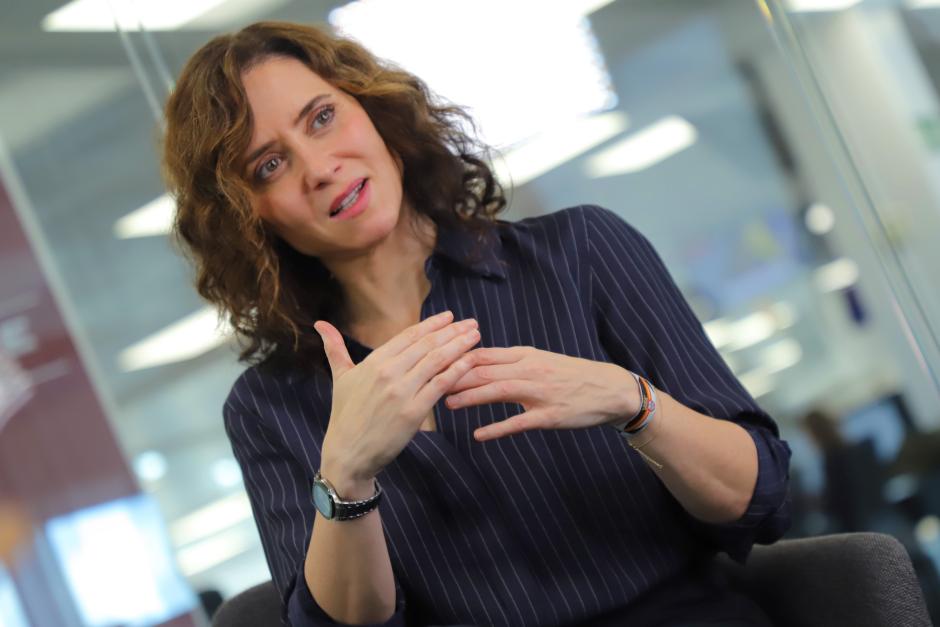 La presidenta de la Comunidad de Madrid, Isabel Díaz Ayuso, en la redacción de El Debate
