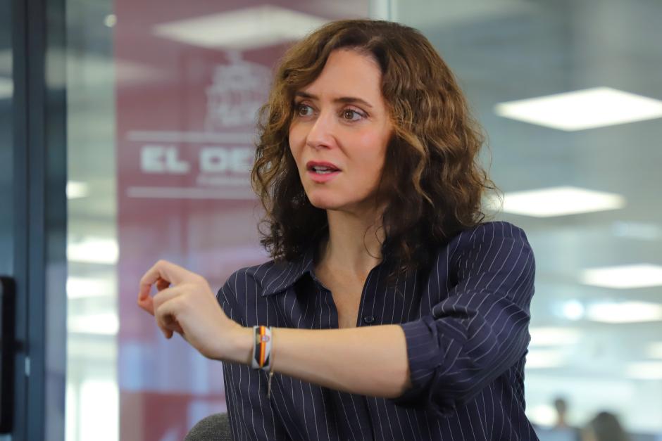 La presidenta de la Comunidad de Madrid, Isabel Díaz Ayuso, en la redacción de El Debate
