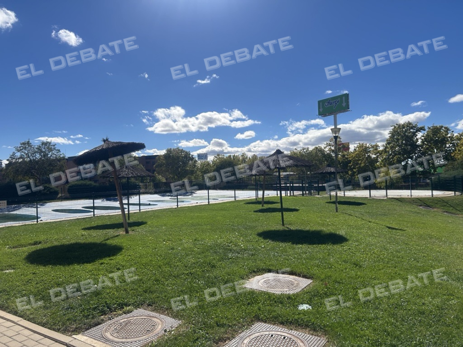 Piscinas ubicadas dentro de la urbanización donde reside Mar Espinar