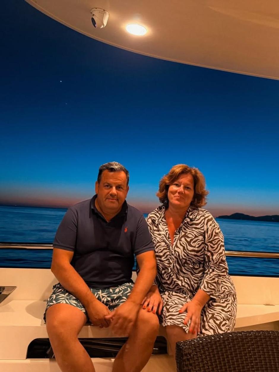 Los padres de Álvaro Carreras, posando para él en un momento de sus vacaciones