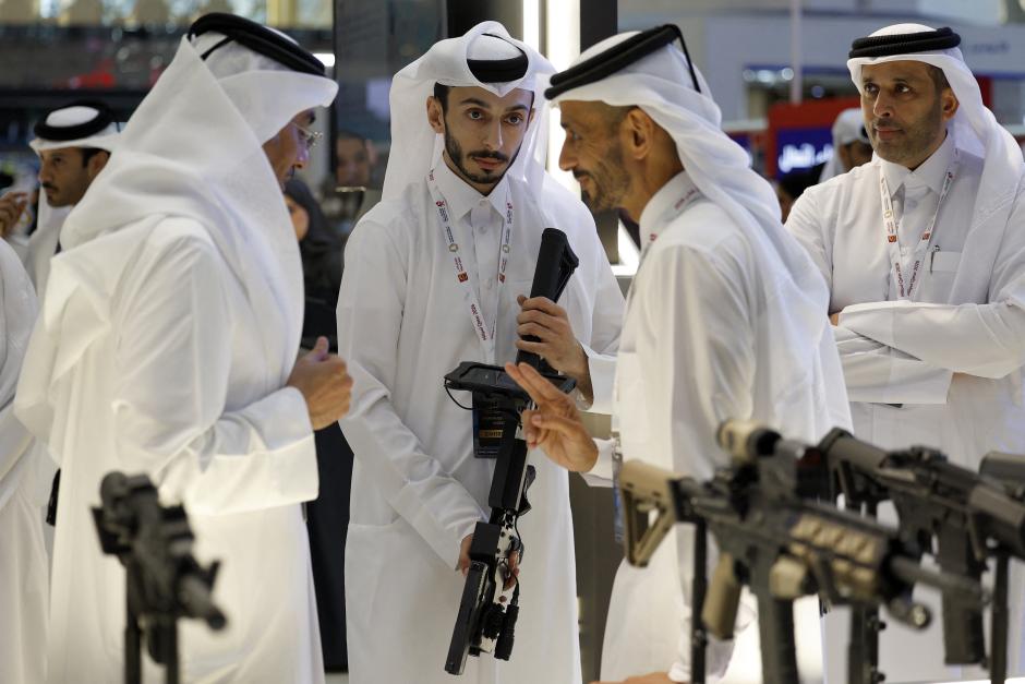 Un visitante examina un fusil de asalto durante la feria de seguridad nacional y defensa civil Milipol Qatar 2026, en Doha