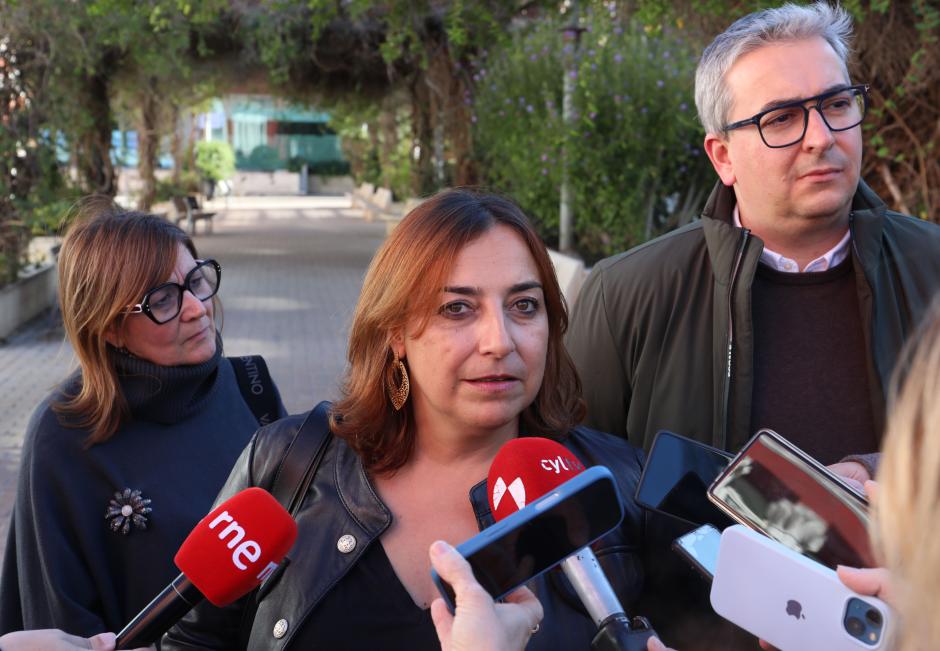La secretaria general del PSOE palentino, Miriam Andrés (C.) flanqueada por Rosa Aldea, candidata la Senado por Palencia ; y Antonio Casas, Secretario de Organización del PSOE de Palencia