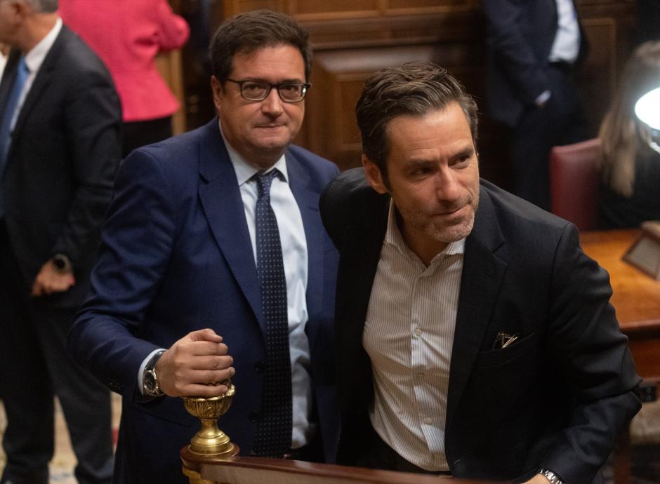 El ministro para la Transformación Digital, Óscar López (i) y el vicesecretario de Cultura y portavoz del PP, Borja Sémper