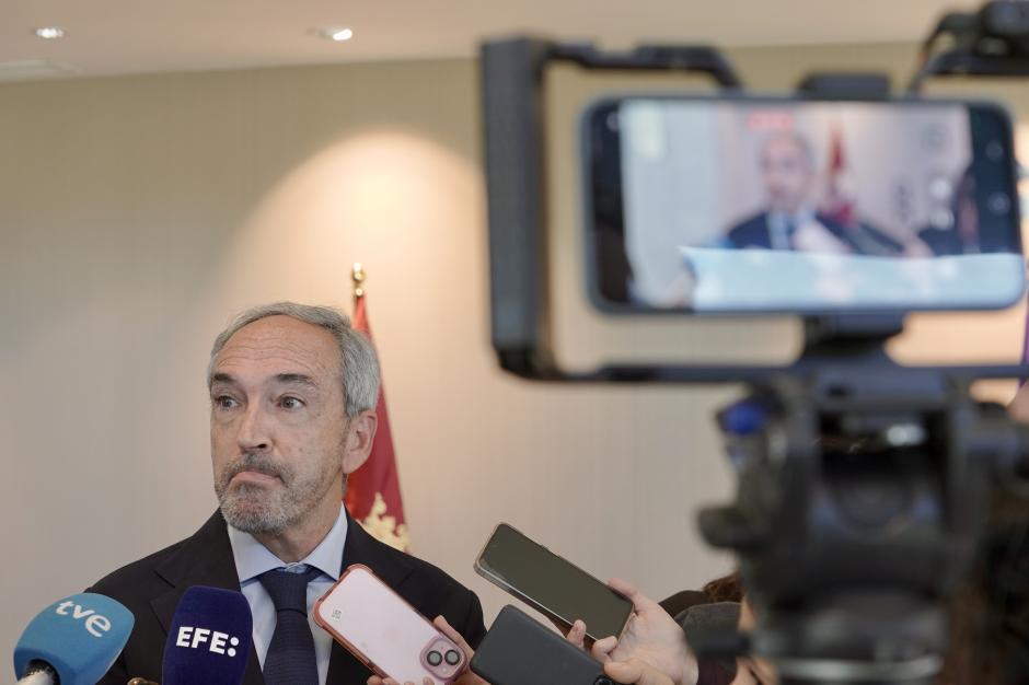 El consejero de Cultura, Turismo y Deporte José Alberto Díaz Pico, atiende a los medios de comunicación