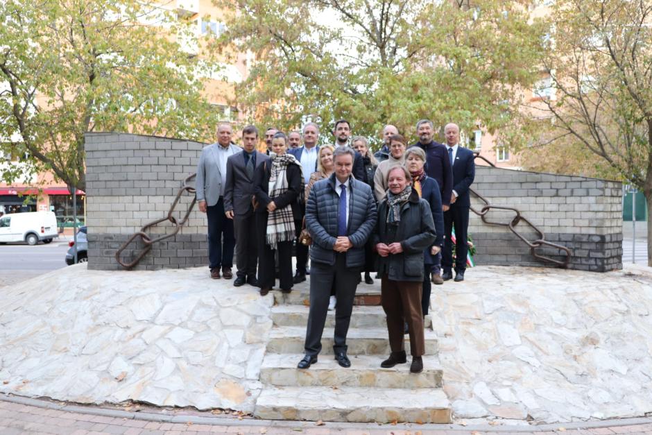 El embajador húngaro con un grupo de ciudadanos de supaís en el monumento ala revolución de 1956