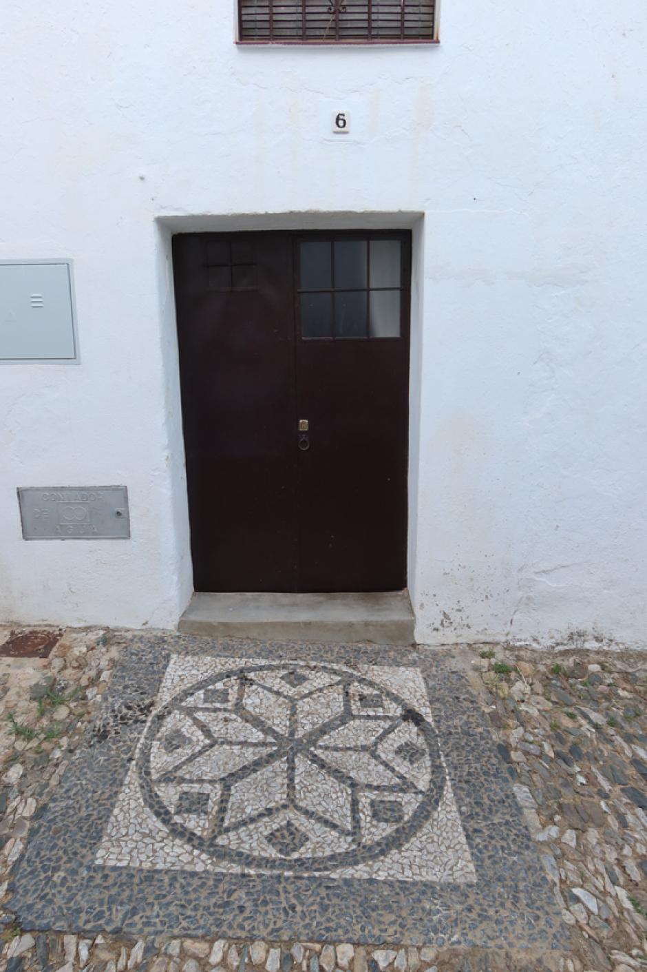 Figura geométrica a la entrada de una casa de Linares de la Sierra
