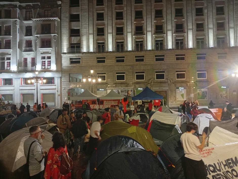 Acampada en la plaza de la Escandalera de Oviedo, situada ante el Teatro Campoamor, donde se celebra la entrega de los premios

REMITIDA / HANDOUT por SINDICATO DE INQUILINAS DE ASTURIAS
Fotografía remitida a medios de comunicación exclusivamente para ilustrar la noticia a la que hace referencia la imagen, y citando la procedencia de la imagen en la firma
04/10/2026