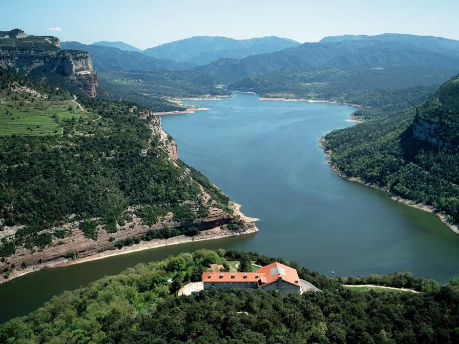 El Parador domina la vista sobre el pantano