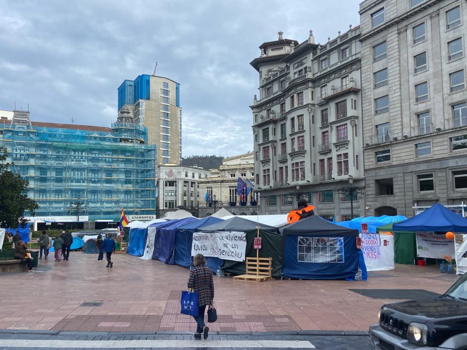 La acampada ante el Teatro Campoamor de Oviedo, este jueves